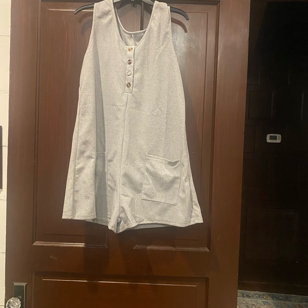 SHEIN Light Gray Sleeveless Romper with Pocket & Button Front